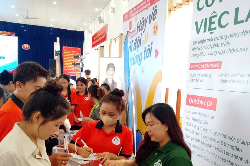 Các doanh nghiệp mang tới hàng ngàn cơ hội việc làm cho sinh viên.
