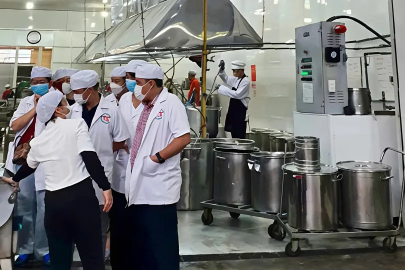 Trường Tiểu học Bùi Thị Xuân kiểm tra đột xuất cơ sở cung cấp suất ăn bán trú cho học sinh của trường.