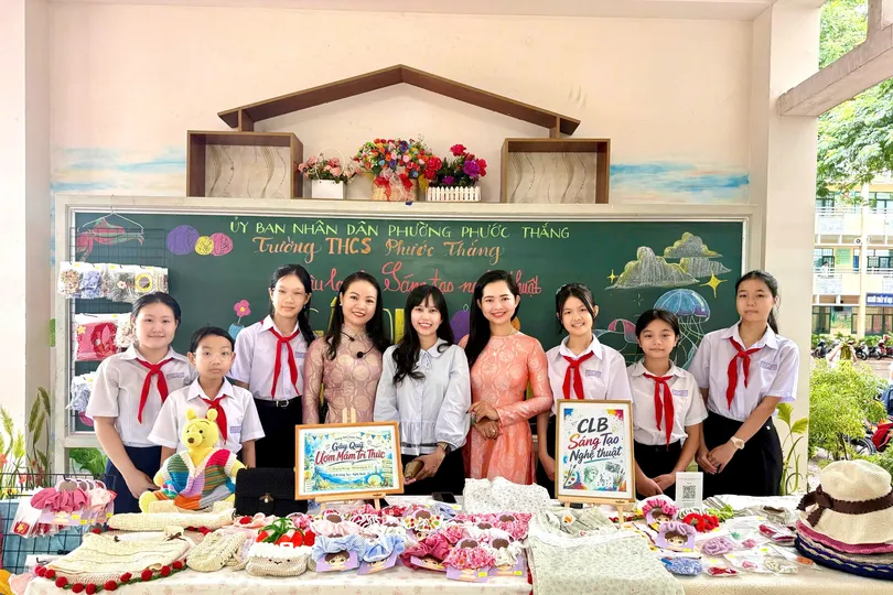 Học sinh Trường THCS Phước Thắng gây quỹ ủng hộ học sinh nghèo của trường bằng cách tổ chức gian hàng bán những sản phẩm thủ công.