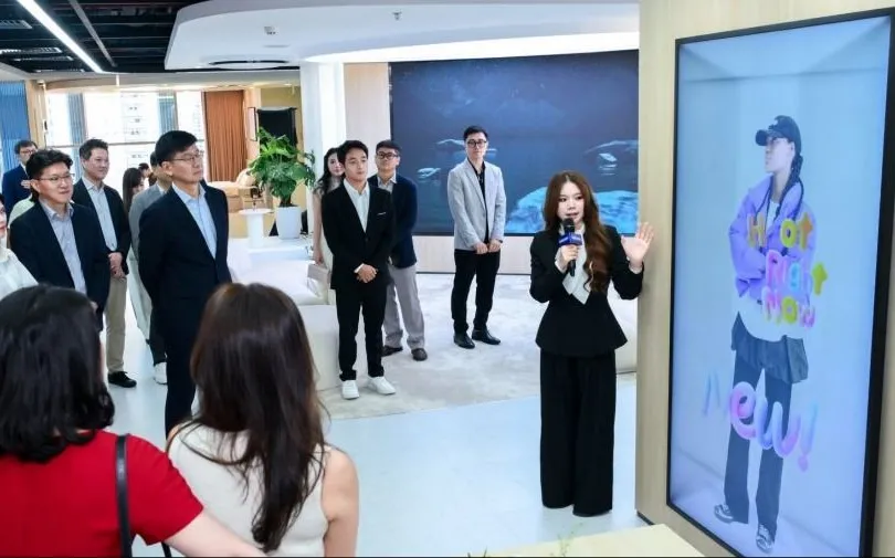 Khách tham quan trải nghiệm không gian Business Experience Studio. 