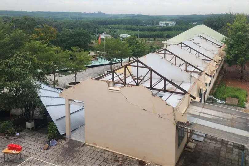 Giông lốc lớn làm tốc mái một ngôi trường ở phường Trị An, TP Đồng Nai. Ảnh: CTV