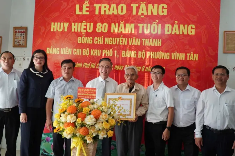 Phó Bí thư Thành ủy TPHCM trao Huy hiệu 80 năm tuổi Đảng cho đồng chí Nguyễn Văn Thành