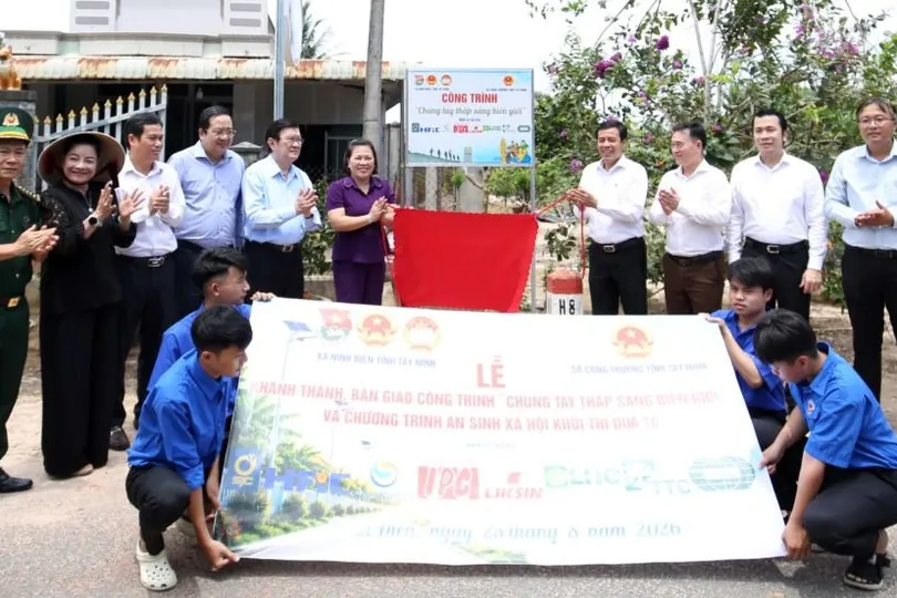 Các đại biểu trong buổi khánh thành tuyến đường được lắp đặt đèn năng lượng mặt trời tại xã Ninh Điền