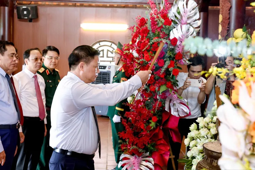 Bí thư Tỉnh ủy Nghệ An Nguyễn Khắc Thận dâng hương tưởng niệm 84 năm Ngày hy sinh của Tổng Bí thư Lê Hồng Phong 