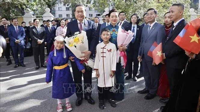 Chủ tịch Quốc hội Trần Thanh Mẫn và Phu nhân gặp gỡ cán bộ, nhân viên Đại sứ quán và cộng đồng người Việt Nam tại Mông Cổ. Ảnh: TTXVN.