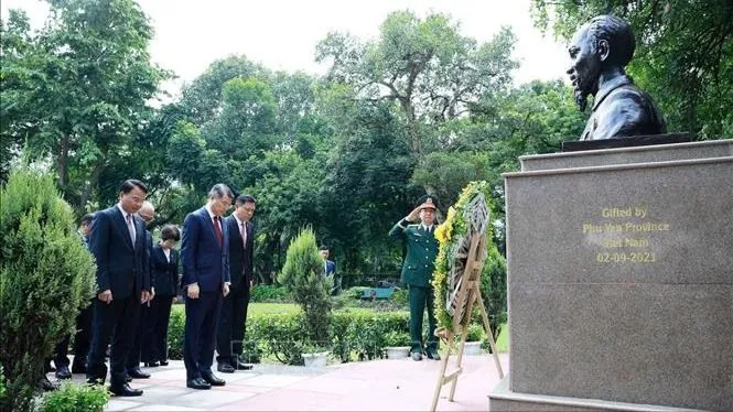 Thủ tướng Lê Minh Hưng dâng hoa tại tượng Chủ tịch Hồ Chí Minh ở thủ đô New Delhi