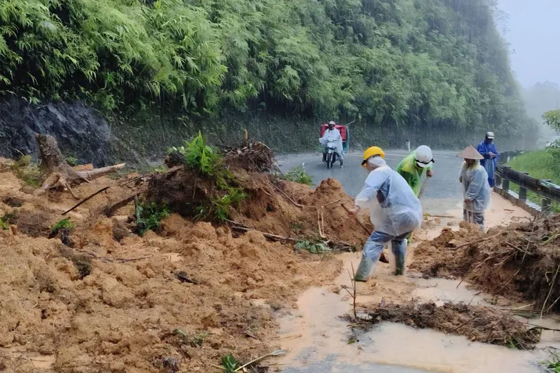 Sạt lở gây ách tắc giao thông quốc lộ 49