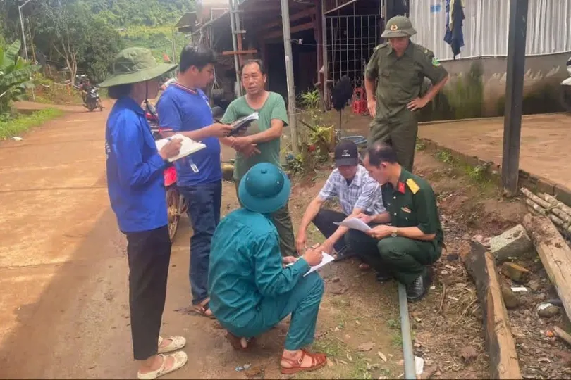 Lực lượng chức năng xã Quảng Sơn, tỉnh Lâm Đồng nắm bắt, ổn định tình hình người dân tại khu vực bị sạt lở. Ảnh: ĐOÀN KIÊN