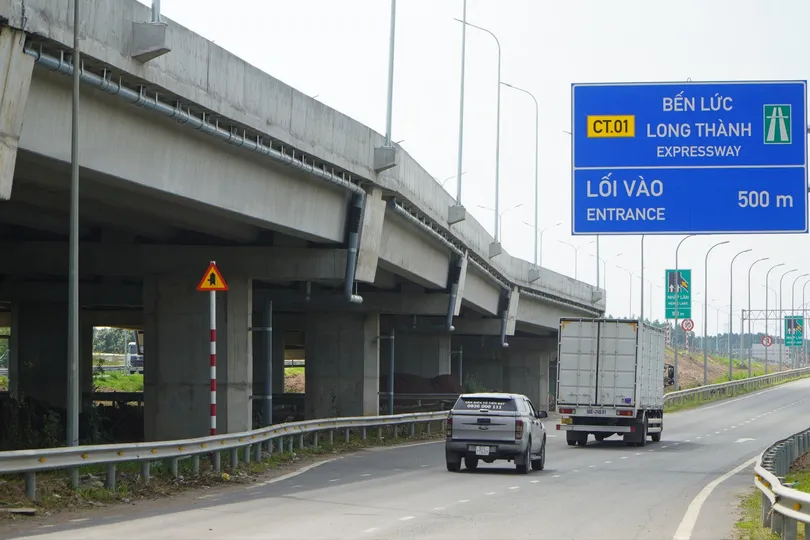 Các phương tiện từ quốc lộ 51, TP Đồng Nai rẽ vào đường cao tốc Bến Lức - Long Thành hướng về miền Tây. Ảnh: PHÚ NGÂN