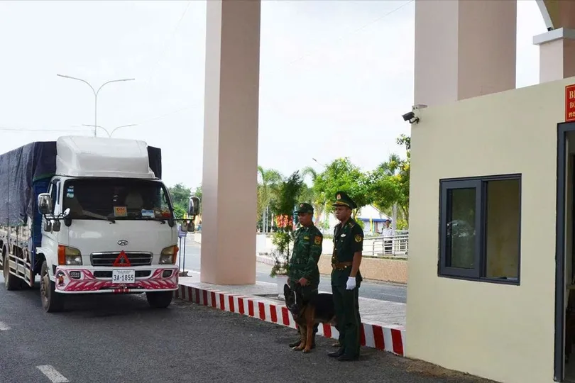 Phương tiện chở hàng hóa lưu thông qua Cửa khẩu quốc tế đường bộ Khánh Bình. Ảnh: TẤN THÁI