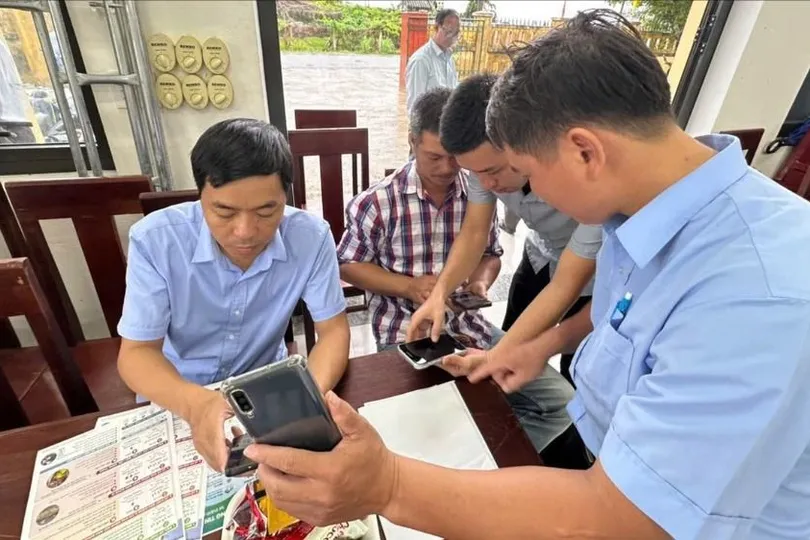 Chi cục Thủy lợi và biến đổi khí hậu TP Huế hướng dẫn người dân sử dụng thông tin cảnh báo thiên tai qua điện thoại thông minh và tờ rơi. Ảnh minh hoạ: VĂN THẮNG