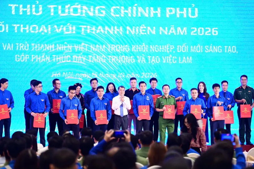 Thủ tướng Lê Minh Hưng tặng quà 20 thanh niên đại diện tham gia chương trình đối thoại. Ảnh: ĐỖ TRUNG