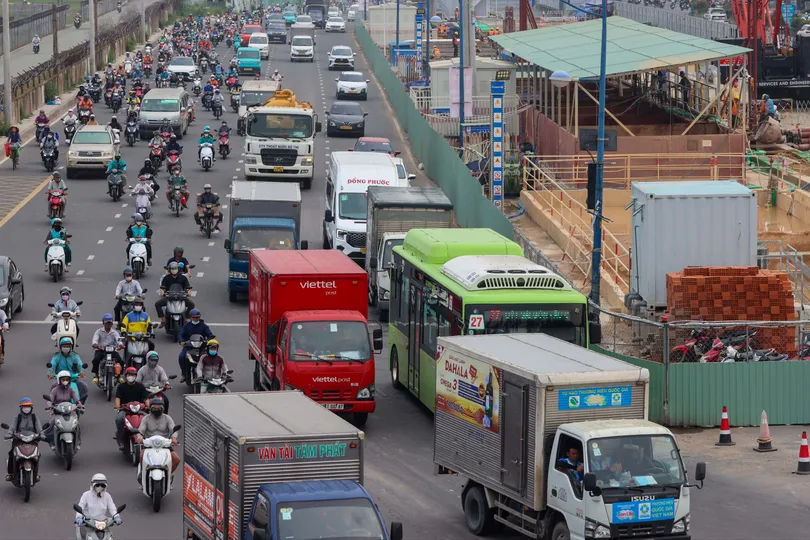 Đường Trường Chinh đoạn đến Phạm Văn Bạch được rào chắn để phục vụ thi công tuyến metro số 2 (Bến Thành - Tham Lương). Ảnh: HOÀNG TRIỀU