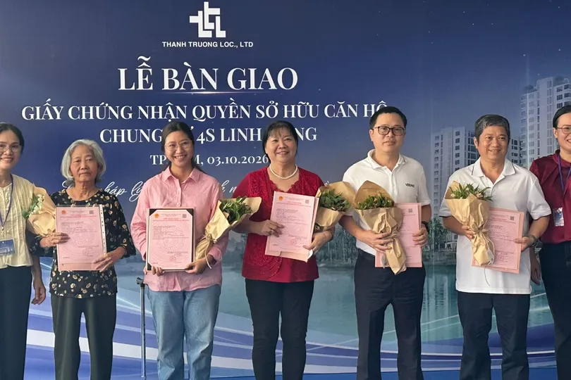 Người dân chung cư 4S Linh Đông, phường Hiệp Bình, TPHCM được cấp sổ hồng. Ảnh: THANH HIỀN