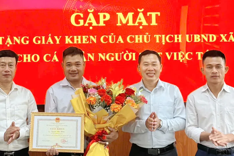 Lãnh đạo xã Kỳ Thượng trao tặng giấy khen và hoa cho anh Nguyễn Hữu Phước