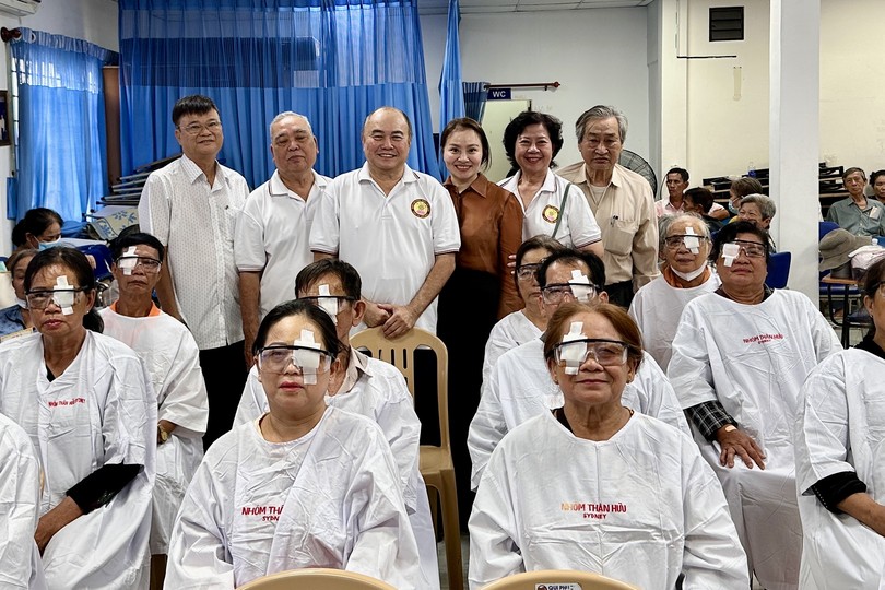 培德精舍代表团与术后病人合摄。