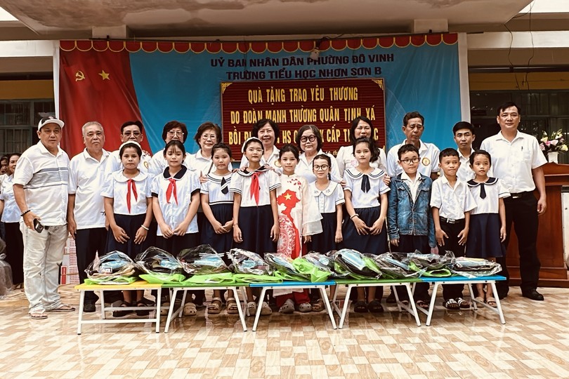 培德精舍护法理事会代表团与都荣坊各所小学的师生代表合照留念。
