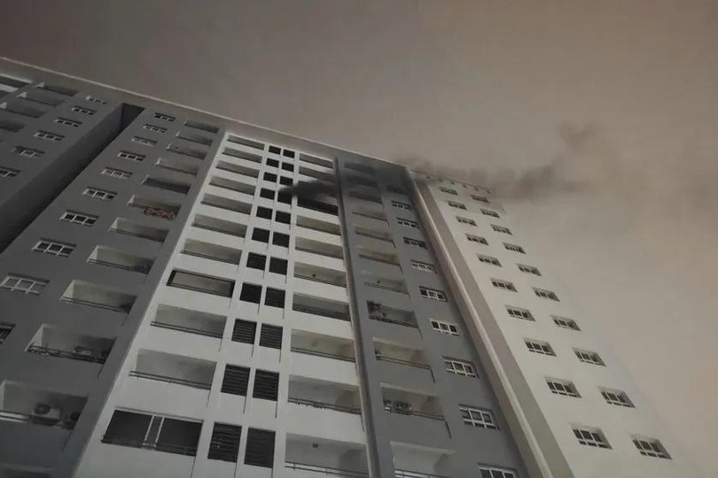 11楼一户住宅冒出浓烟。图：有心