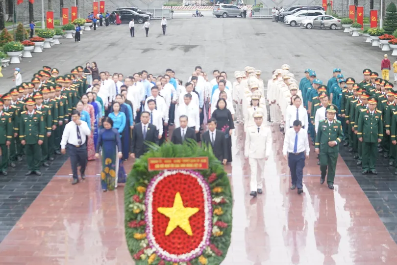 Lãnh đạo TPHCM dâng hương tưởng niệm các Anh hùng liệt sĩ tại Nghĩa trang Liệt sĩ Bình Dương