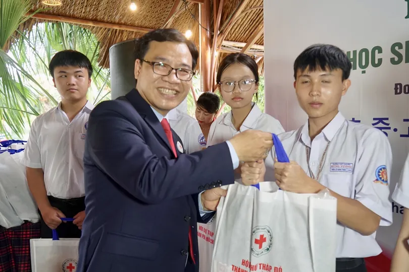Chủ tịch Hội Chữ thập đỏ TPHCM Nguyễn Minh Nhựt trao quà, học bổng cho các em học sinh