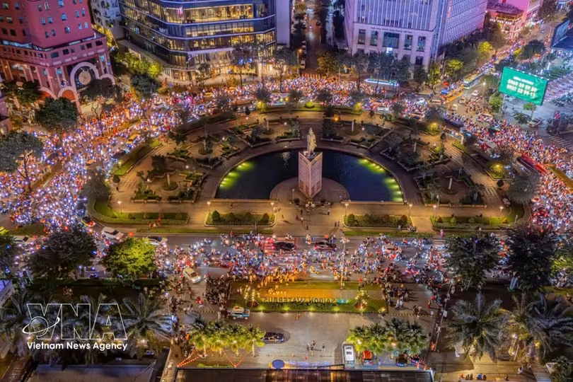9月2日，胡志明市大批民众沉浸在庆祝国庆节的氛围中。图自越通社