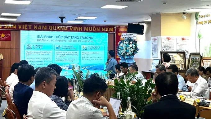 胡志明市工商厅与各企业协会举行对话，协助企业解决困难。（图：爱云）