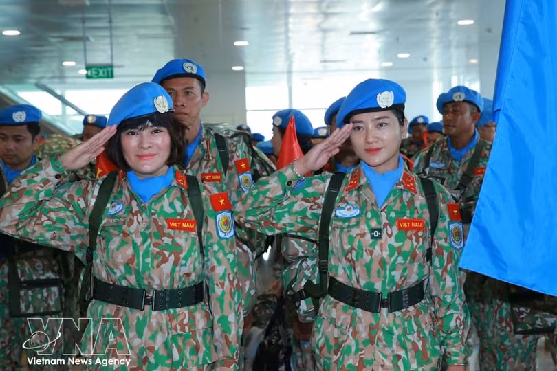 五号工兵队女军官、军人启程前往阿卜耶伊地区执行联合国维和任务。图自越通社