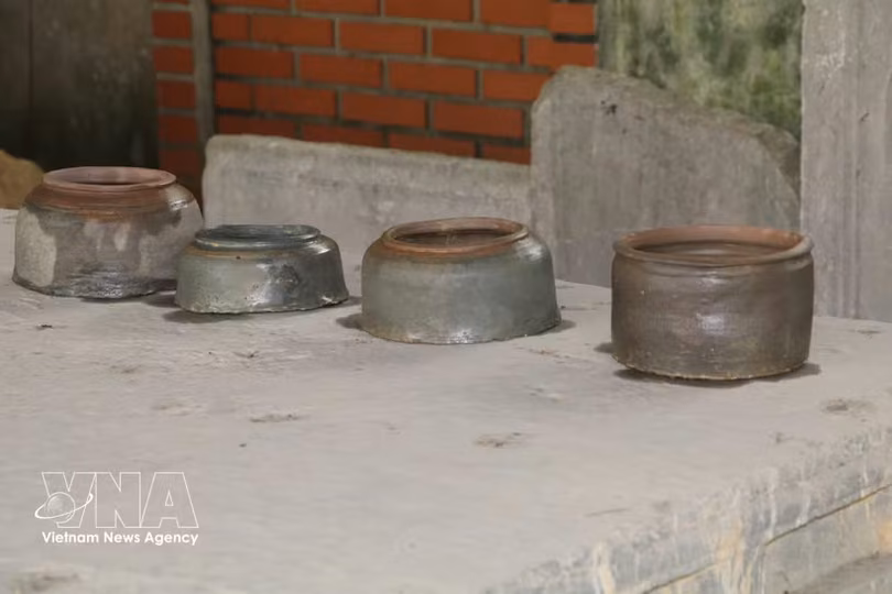 杜文产一家建房过程中发现陈朝文物群。图自越通社