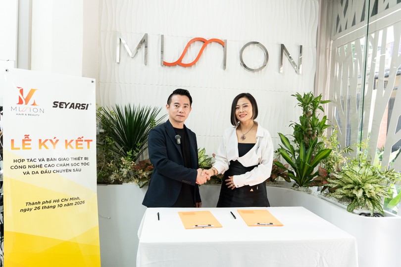 天兴药妆有限责任公司董事范氏兰英与SEYARSI品牌总经理兼联合创始人Aaron Xu先生在胡志明市MISSION HAIR & BEAUTY分店出席“美发及头皮深层护理高科技设备交付仪式”。