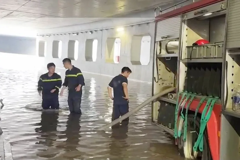 Triển khai máy bơm để hút nước ngập tại hầm chui thuộc dự án nút giao An Phú, sáng 11-9. Ảnh: QUỐC HÙNG - VĂN HẢI