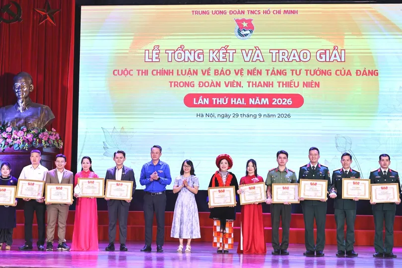Trung ương Đoàn trao thưởng cho các tác giả đoạt giải trong cuộc thi chính luận về bảo vệ nền tảng tư tưởng của Đảng năm 2026. Ảnh: HẢI ANH