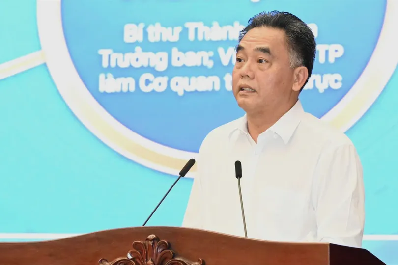 Phó Chủ tịch Thường trực UBND TPHCM Nguyễn Lộc Hà trình bày các dự thảo kế hoạch, chương trình hành động. Ảnh: VIỆT DŨNG