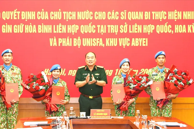 Thượng tướng Lê Quang Đạo trao quyết định và tặng hoa 4 sĩ quan nhận nhiệm vụ. Ảnh: P.S