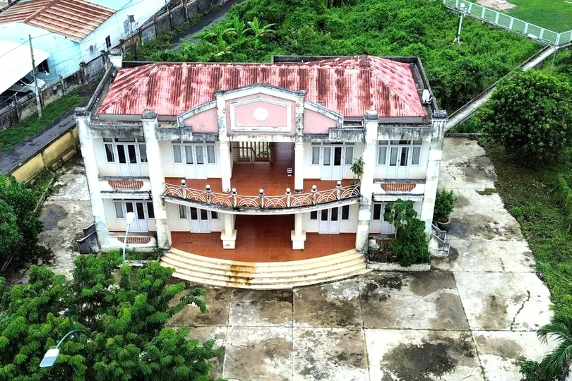 Khuôn viên Trung tâm Khí tượng thủy văn tỉnh Tây Ninh (đường 30-4, phường Tân Ninh) cỏ dại um tùm. Ảnh chụp vào tháng 8-2026. ẢNH: QUANG VINH