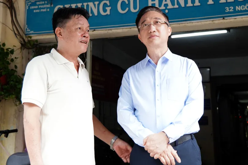 Phó Bí thư Thành ủy TPHCM Đặng Minh Thông khảo sát các dự án cải tạo, xây dựng lại chung cư cũ tại phường An Đông. Ảnh: THANH HIỀN
