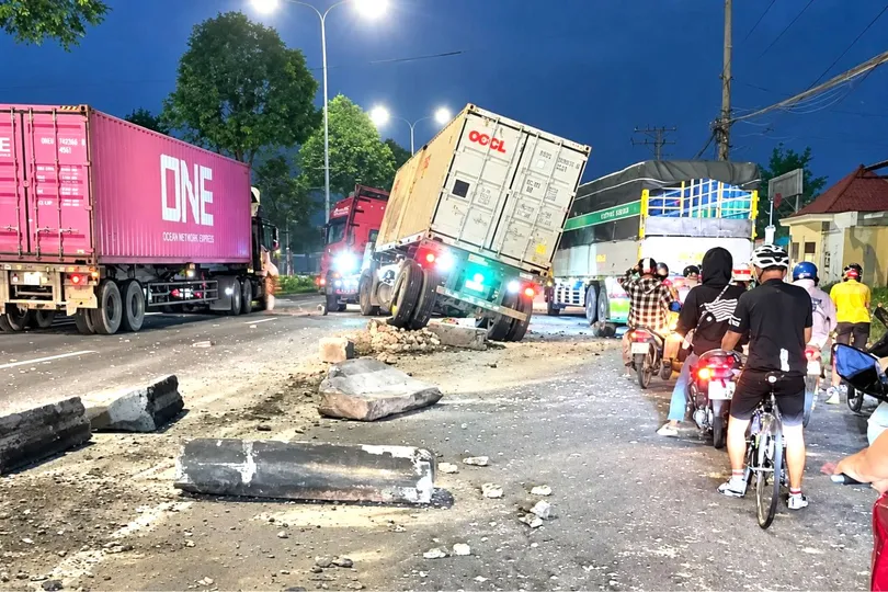 Xe container tông dải phân cách đường Lê Quang Đạo. Ảnh: KIẾN VĂN