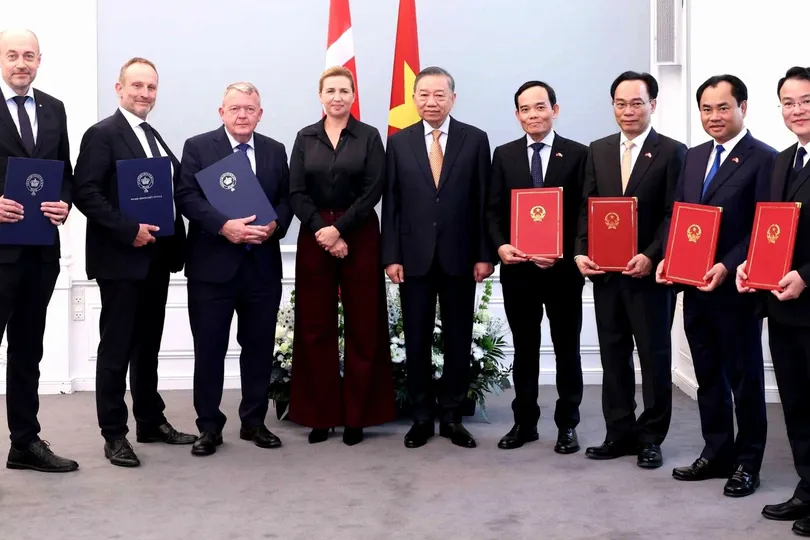 Tổng Bí thư, Chủ tịch nước Tô Lâm và Thủ tướng Mette Frederiksen chứng kiến lễ trao các văn kiện hợp tác giữa các bộ, ngành, cơ quan và doanh nghiệp hai nước. Ảnh: TTXVN