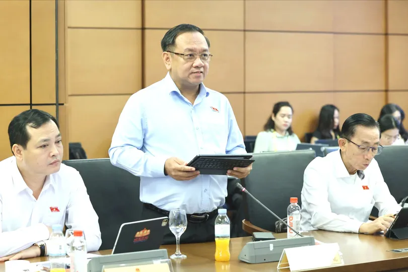 ĐB Nguyễn Thành Trung (TPHCM) phát biểu tại phiên thảo luận tổ sáng 23-10. Ảnh: QUANG PHÚC