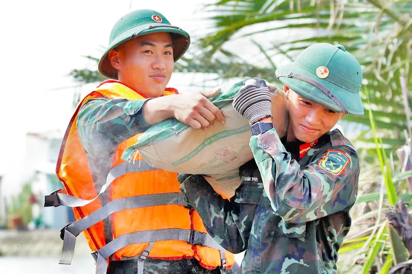 Bộ đội làm xuyên lễ, "thần tốc" dựng lại mái ấm cho người dân vùng bão lũ