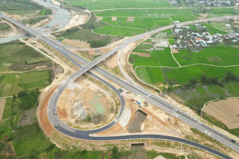 "Chạy đua" thi công đường cao tốc để khai thác trước Tết Nguyên đán Bính Ngọ