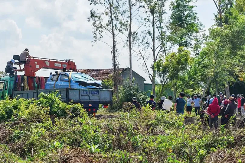 Gia Lai: Phát hiện ô tô cùng 2 thi thể dưới kênh 