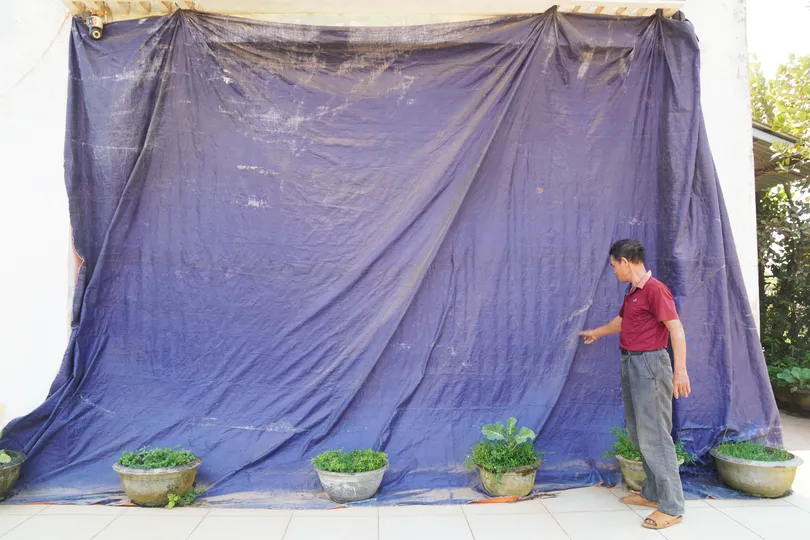 Người dân trùm kín nhà "né" bụi từ công trình sân bay Phù Cát