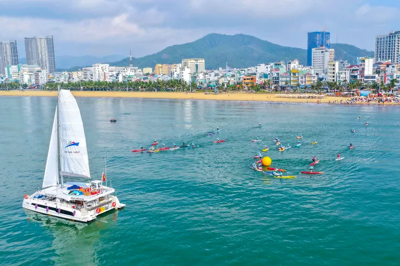 Hơn 120 vận động viên tranh tài tại hội đua thuyền SUP ở biển Quy Nhơn