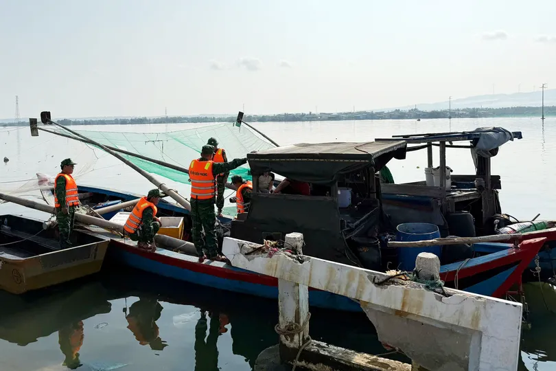 Bắt giữ 3 tàu dùng kích điện đánh cá trên đầm Thị Nại