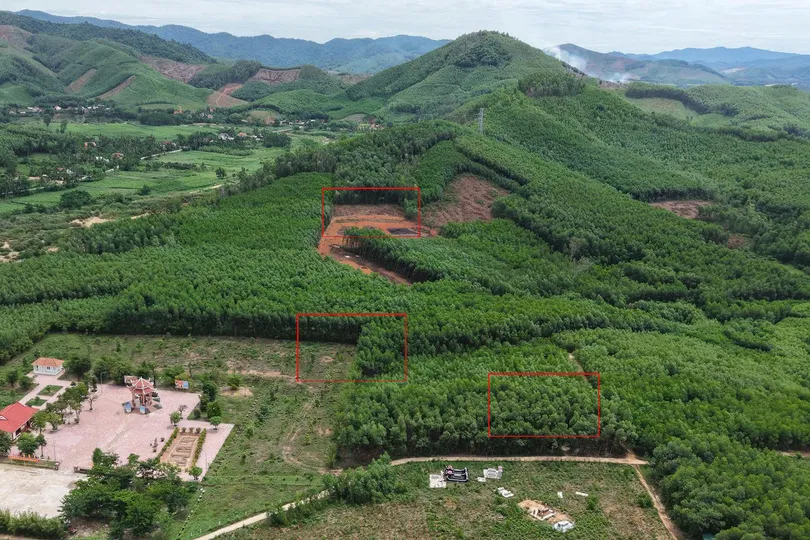 Ba vị trí nghi có mộ liệt sĩ tại khu vực đồi Xuân Sơn. Ảnh: DŨNG MAN