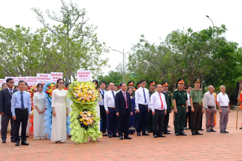 Các lãnh đạo, cán bộ, chiến sĩ dâng hoa trước Tượng đài Quang Trung