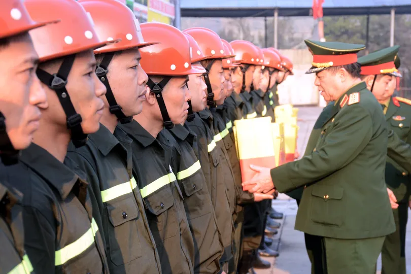 Đại tướng Nguyễn Trọng Nghĩa thăm, tặng quà người lao động một số đơn vị thuộc Binh đoàn 19