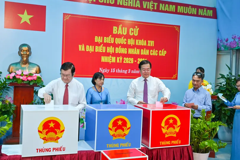 Nguyên Chủ tịch nước Trương Tấn Sang và Phó Bí thư Thường trực Thành ủy TPHCM Lê Quốc Phong bỏ phiếu bầu cử tại phường Tân Định