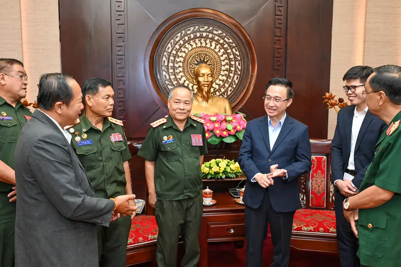 Đồng chí Đặng Minh Thông trao đổi với đoàn