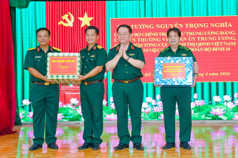 Đại tướng Nguyễn Trọng Nghĩa tặng quà cho Trung đoàn 10